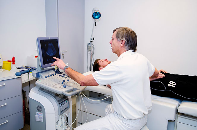 Dr. Kraatz am Ultraschallgerät